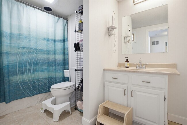 Building Photo - 49 Captain Eames Cir