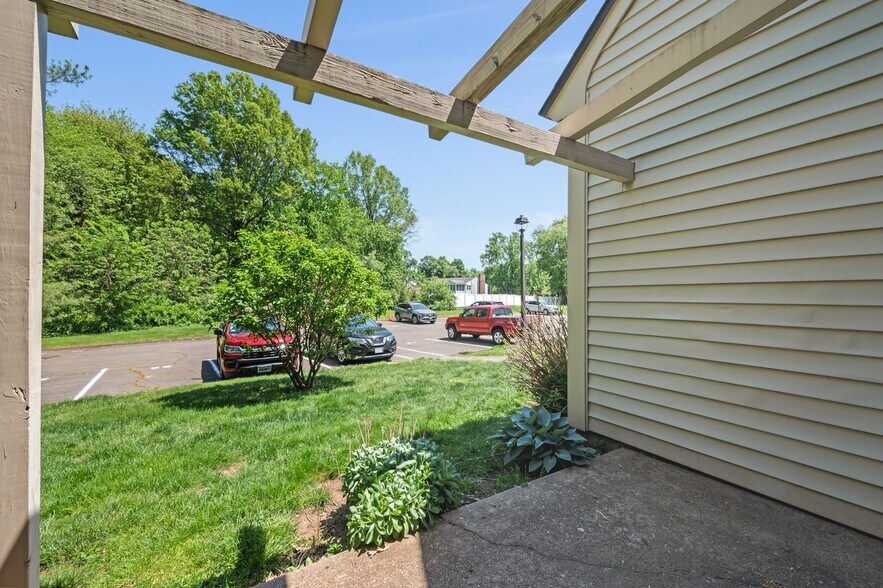 Building Photo - 20 Little Oak Ln