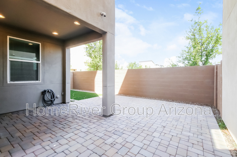 Building Photo - 7024 W Corona Dr