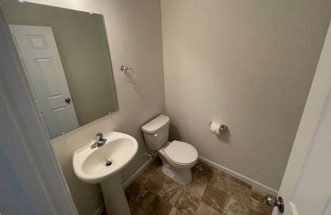 Building Photo - Stunning 4 bedroom 2.5 Bathroom Home in Ma...