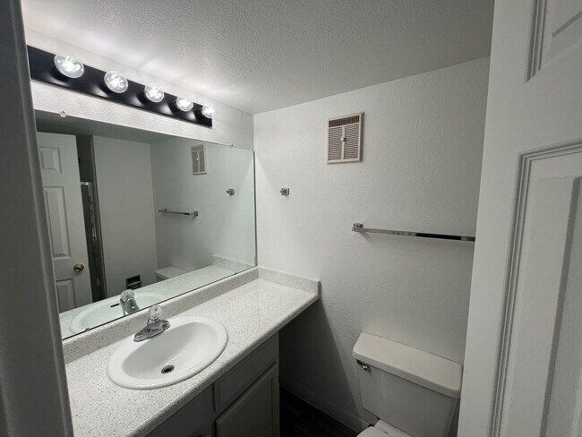 Building Photo - Top floor 2bd/1ba Condo in Aurora  **$500 MOVE IN SPECIAL**