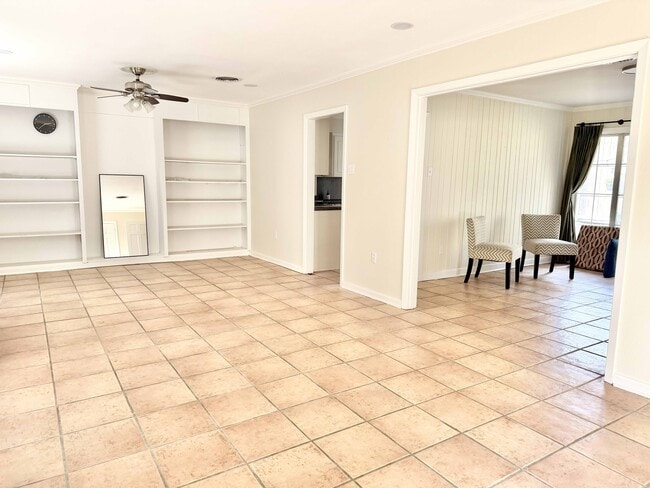 Building Photo - 4647 Loyola Dr