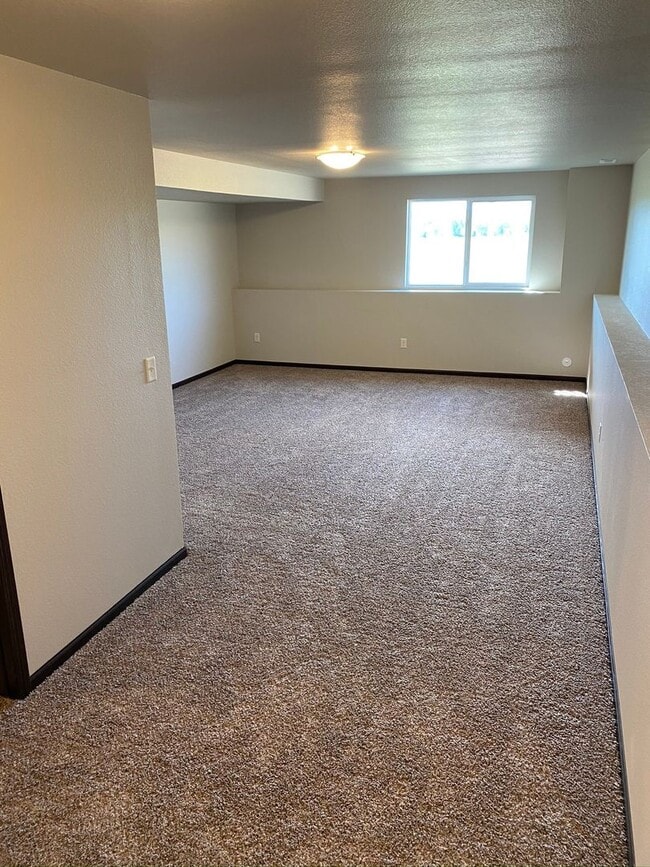 Building Photo - 4 BEDROOM | 2 BATH | DOUBLE GARAGE | RAPID...
