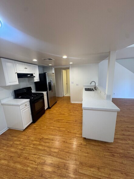 Building Photo - 14435 Riverside Dr