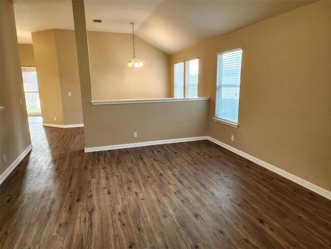 Building Photo - 220 Dana Dr