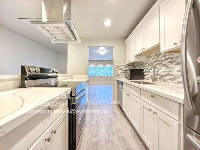 Building Photo - 3-Bedroom, 2-Bath Home in Convenient Locat...