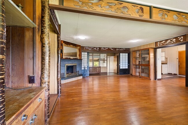 Building Photo - 3 Bed / 1.5 Bath house with carport Parking.