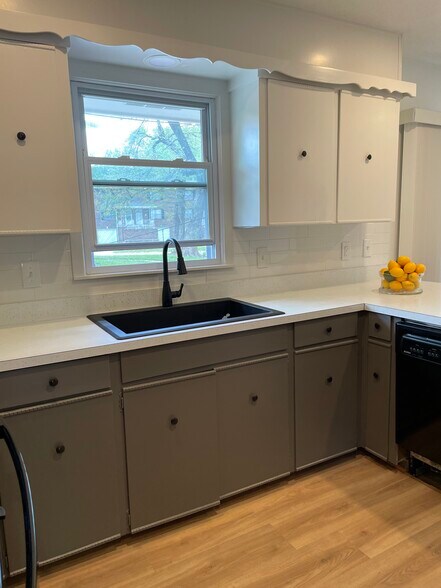 Building Photo - 7016 Antioch Rd