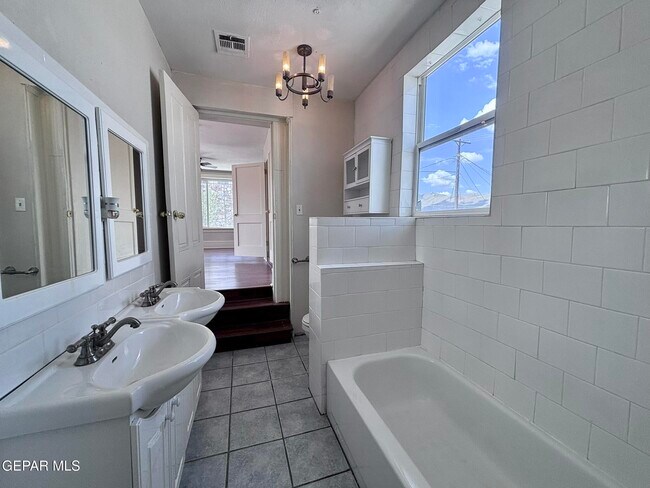 Building Photo - 215 W Rio Grande Ave