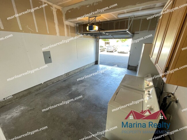 Building Photo - 2 Bedroom, 2 Bath Beautiful Townhouse Cond...