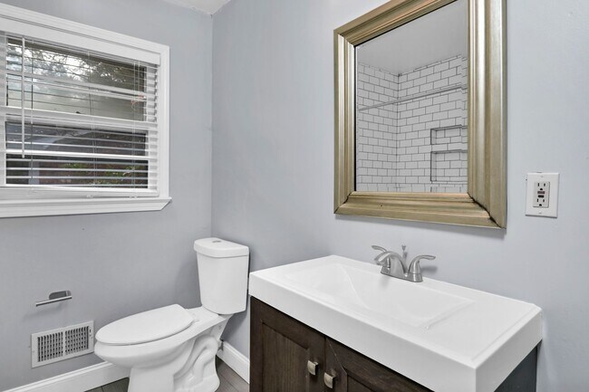 Building Photo - Prime Location! Beautiful Home Only Minutes to The Vista & Downtown