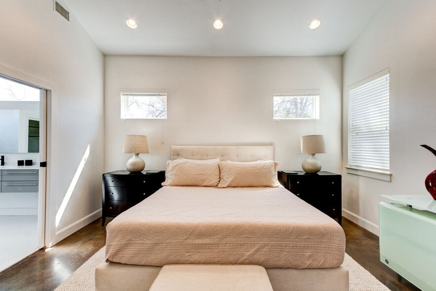 Building Photo - 2715 Zaragosa St