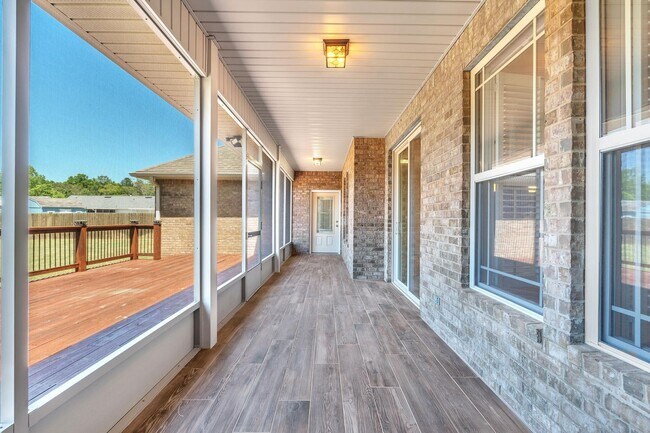 Building Photo - Stunning 4 Bedroom in PRIME Location!!  South of I-10!!
