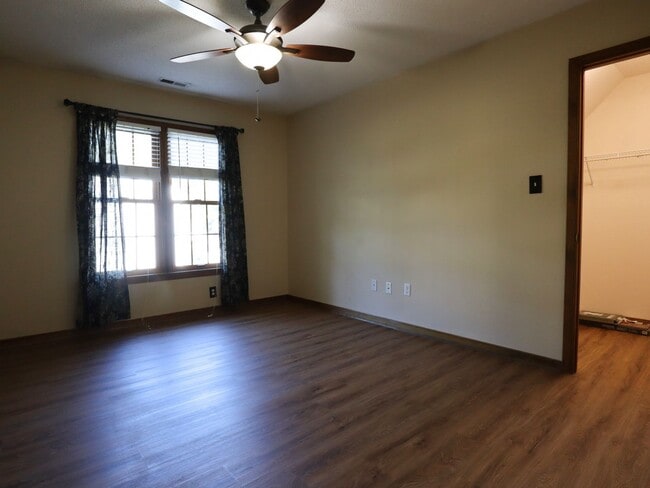 Building Photo - 4-Bedroom Home on Quiet Cul-de-Sac - Must See