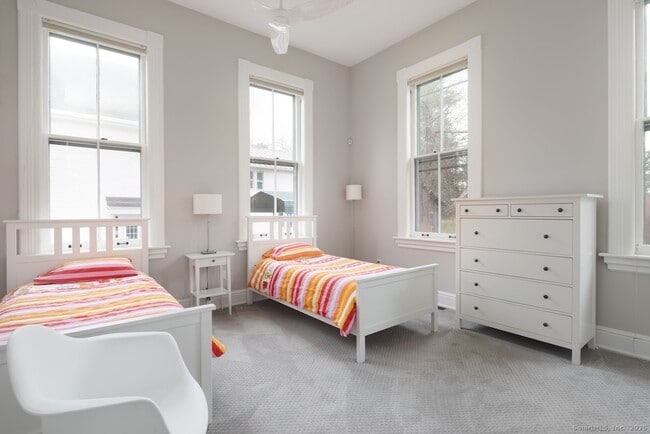 Building Photo - 33 Sharon Rd