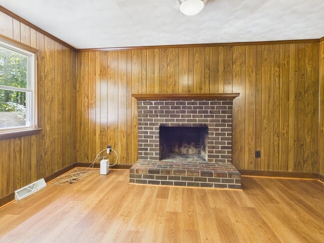 Building Photo - 3041 Clintwood Rd