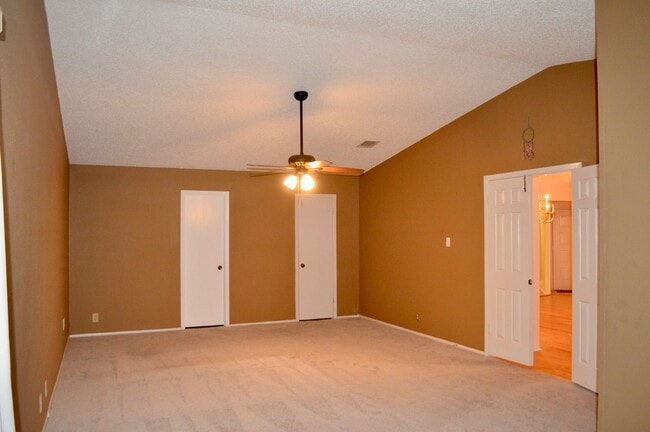 Building Photo - Beautiful and spacious 3 bed 2 bath.