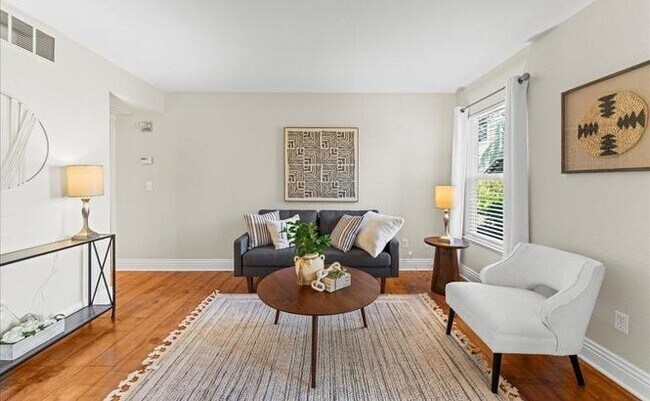 Building Photo - 120 Reflections Dr