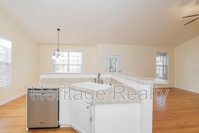 Building Photo - 880 Glenfield Dr