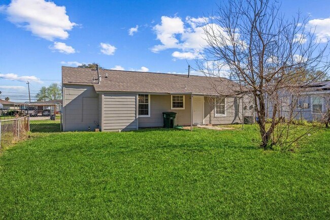 Building Photo - 5234 Browncroft St