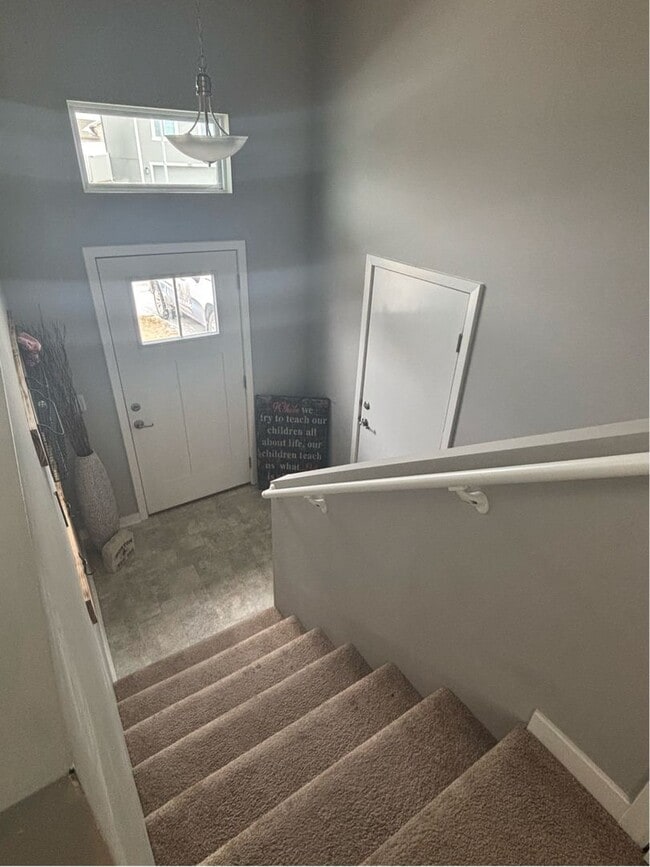 Building Photo - Beautiful Split-Level in BENNINGTON