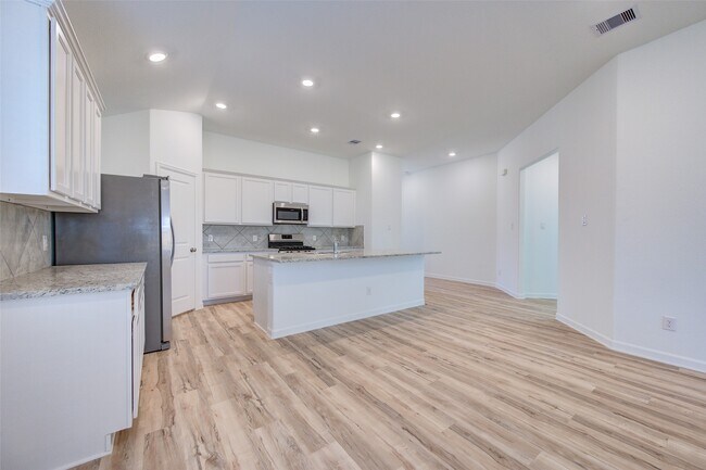 Building Photo - 3330 Meadknoll Ln