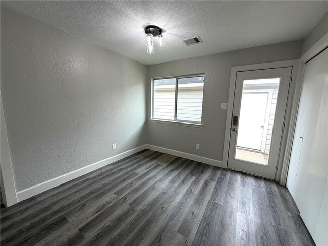 Building Photo - 10667 Cobblecreek Way