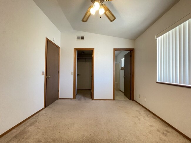 Building Photo - 2 bed 2.5 bath townhome, $1,225 monthly re...