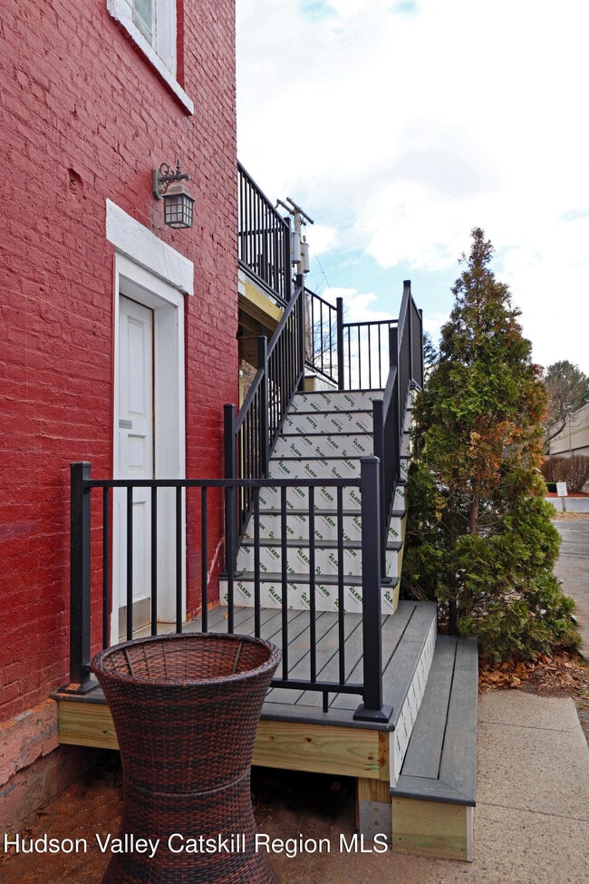 Building Photo - 340 Main St