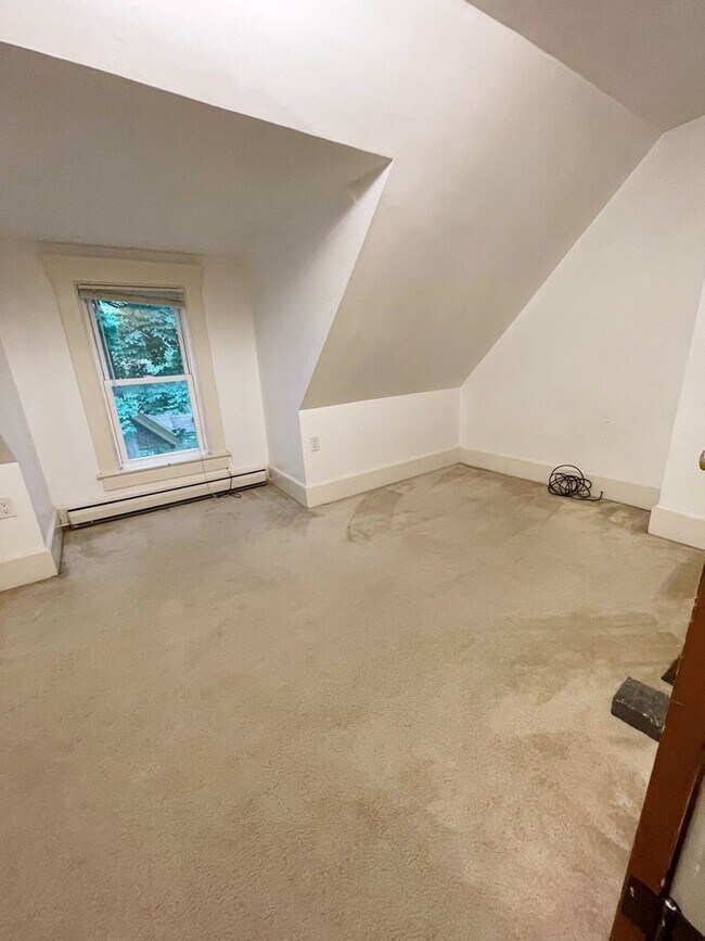 Building Photo - 7 Bedroom Close to Ross, Yost, and UM campus!