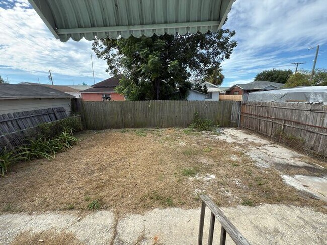 Building Photo - Charming 3 bed 1 bath 1176 Sq. Ft