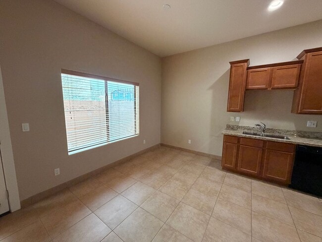 Building Photo - 897 E Roma Ave