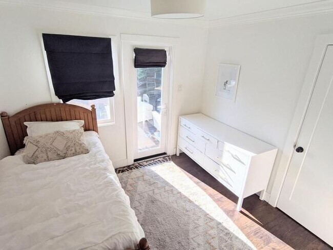 Building Photo - 4 bedroom in East Palo Alto CA 94303