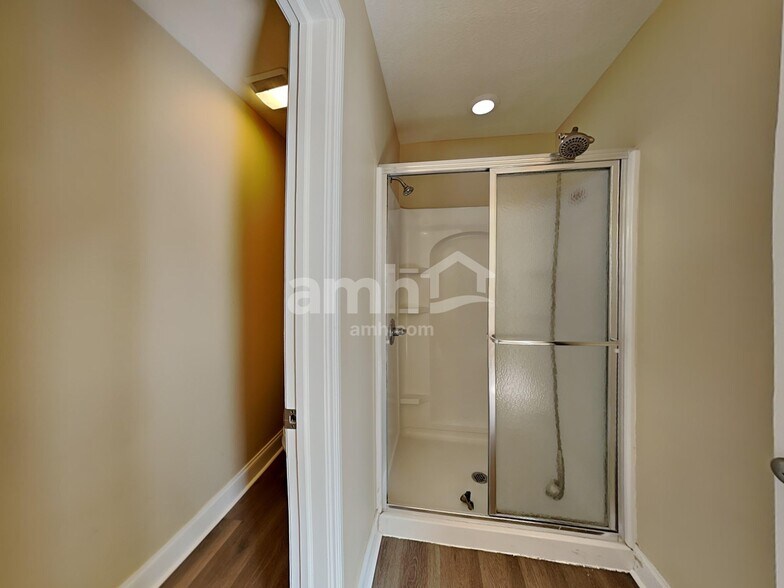 Building Photo - 516 Longview St