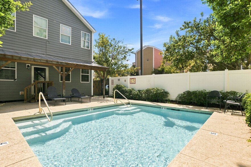 Pool - 1722 Harmony St