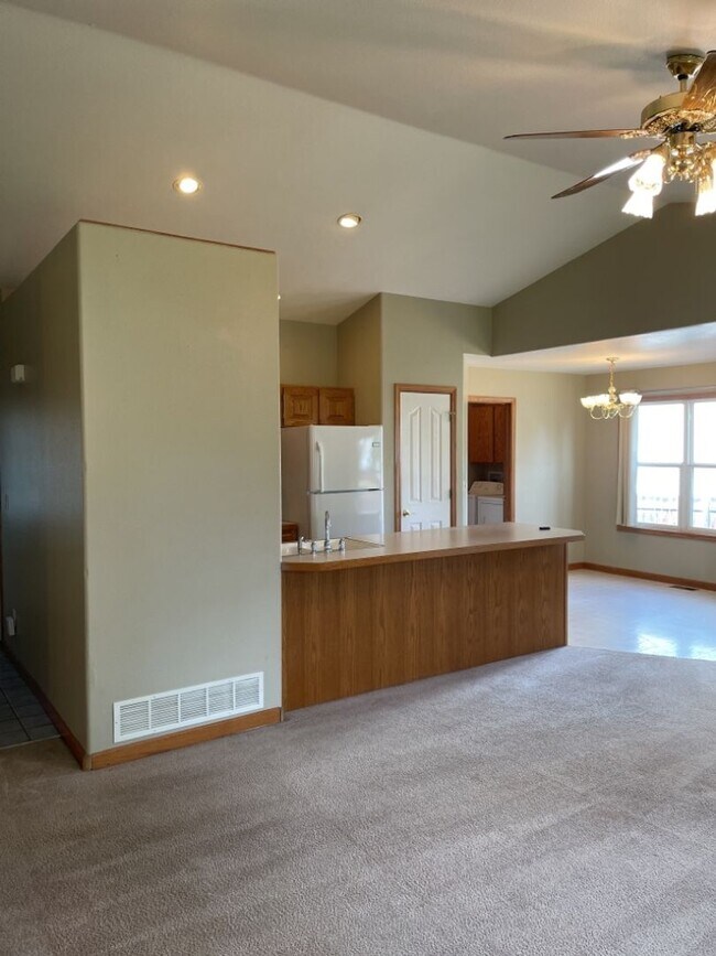 Building Photo - 4 Bed 2.5 Bath Home in Windsor
