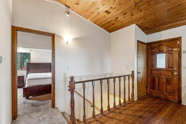 Building Photo - 725 Ivy Ln