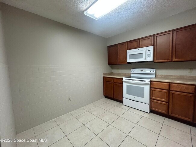 Building Photo - 843 Emden Ave NW
