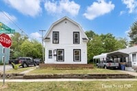Building Photo - Modern Charm & Fresh Renovation Near River...