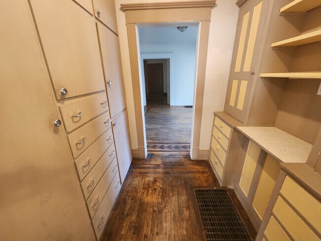 Building Photo - 2 Kitchens & 2 Bathrooms