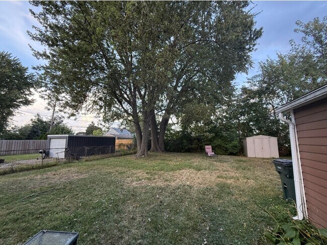 Building Photo - Charming 3 bedroom bungalow freshly updated