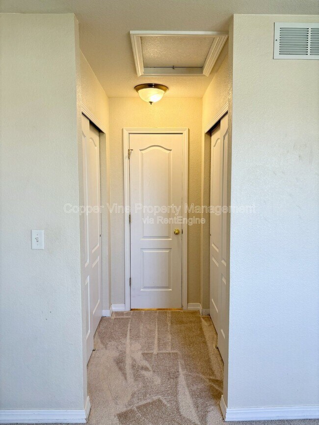 Building Photo - 930 Button Rock Dr