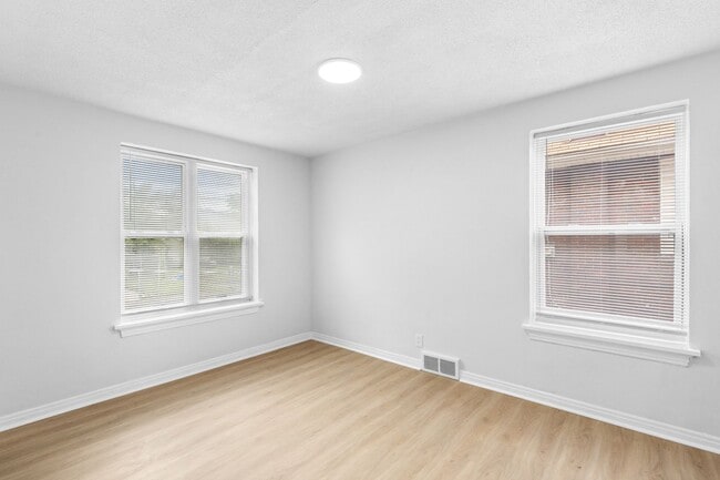 Building Photo - Cozy University City Brick Home with Basement & Off-Street Parking Near WashU & The Loop