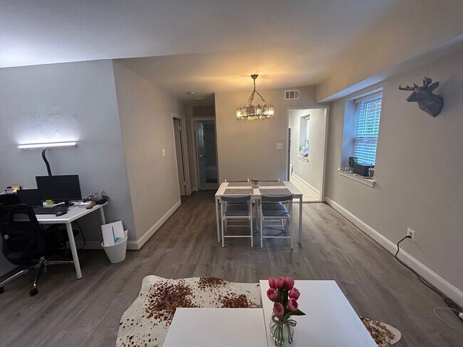 Building Photo - Exceptional Location 1 Bedroom 1 Bathroom Condo Newly remodeled