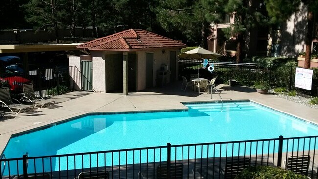 Building Photo - 2 bdrm, 2 bath 1050 SqFt, Carmel Mtn 2nd f...