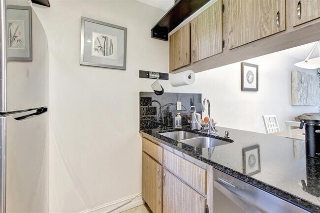 Building Photo - 9949 Twin Lakes Dr