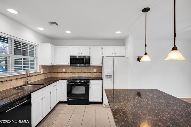 Building Photo - 9 Ambrose Ln