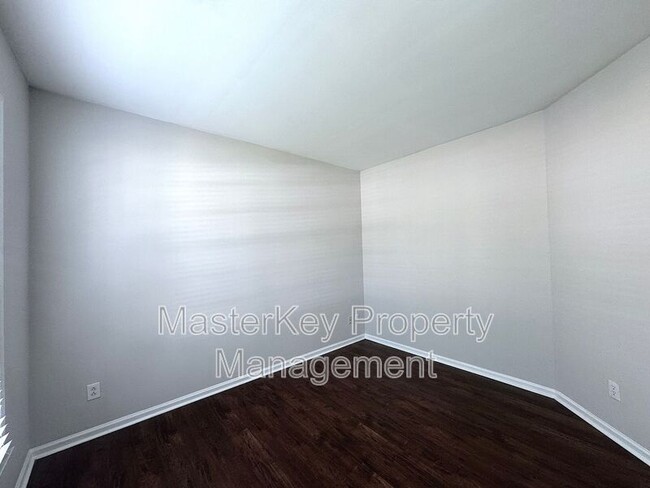 Building Photo - 204 Straywhite Ave