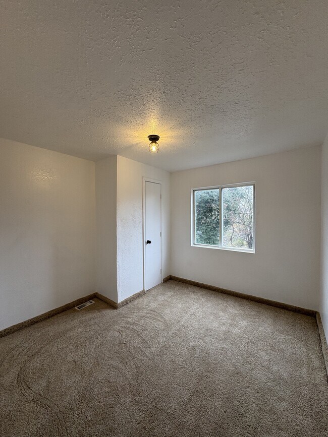 Building Photo - 5504 Devon St