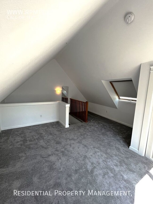 Building Photo - Sunlit End Unit 2 Bedroom Plus Flex Space,...